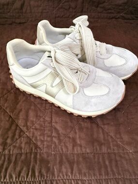 Somiliss Athletic Sneakers in Light Gray and White